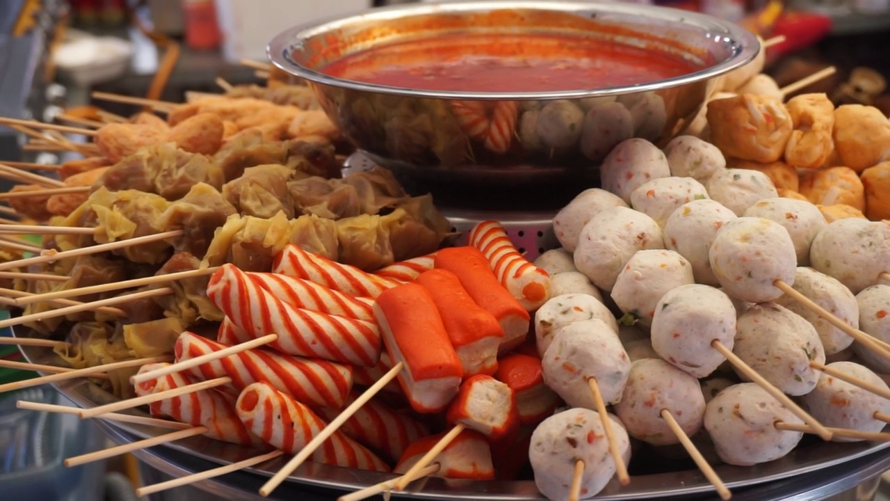 图为印度尼西亚巴厘岛庆典上出售的韩国小吃。视频素材