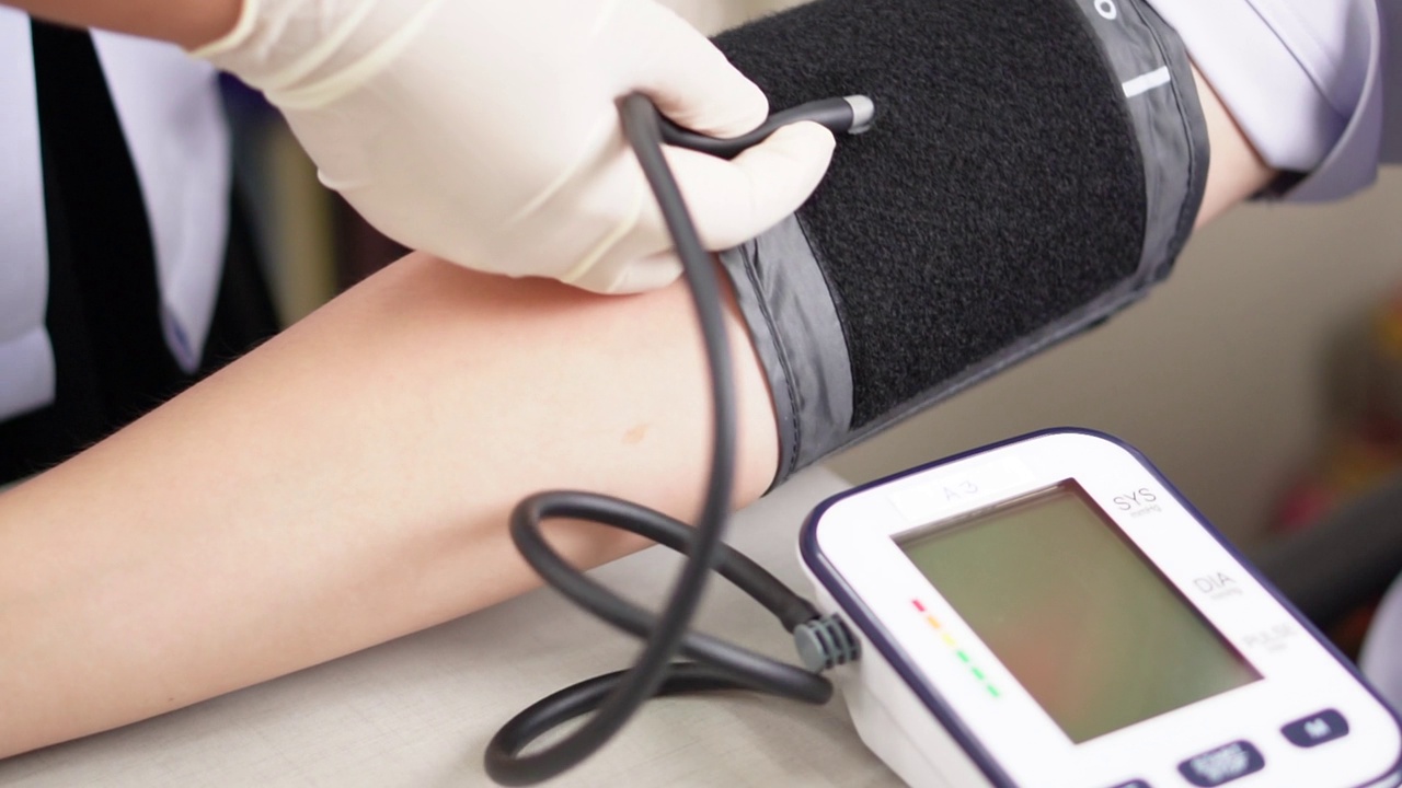 近距离测量血压，医疗，血压监测，视频，慢动作。视频素材