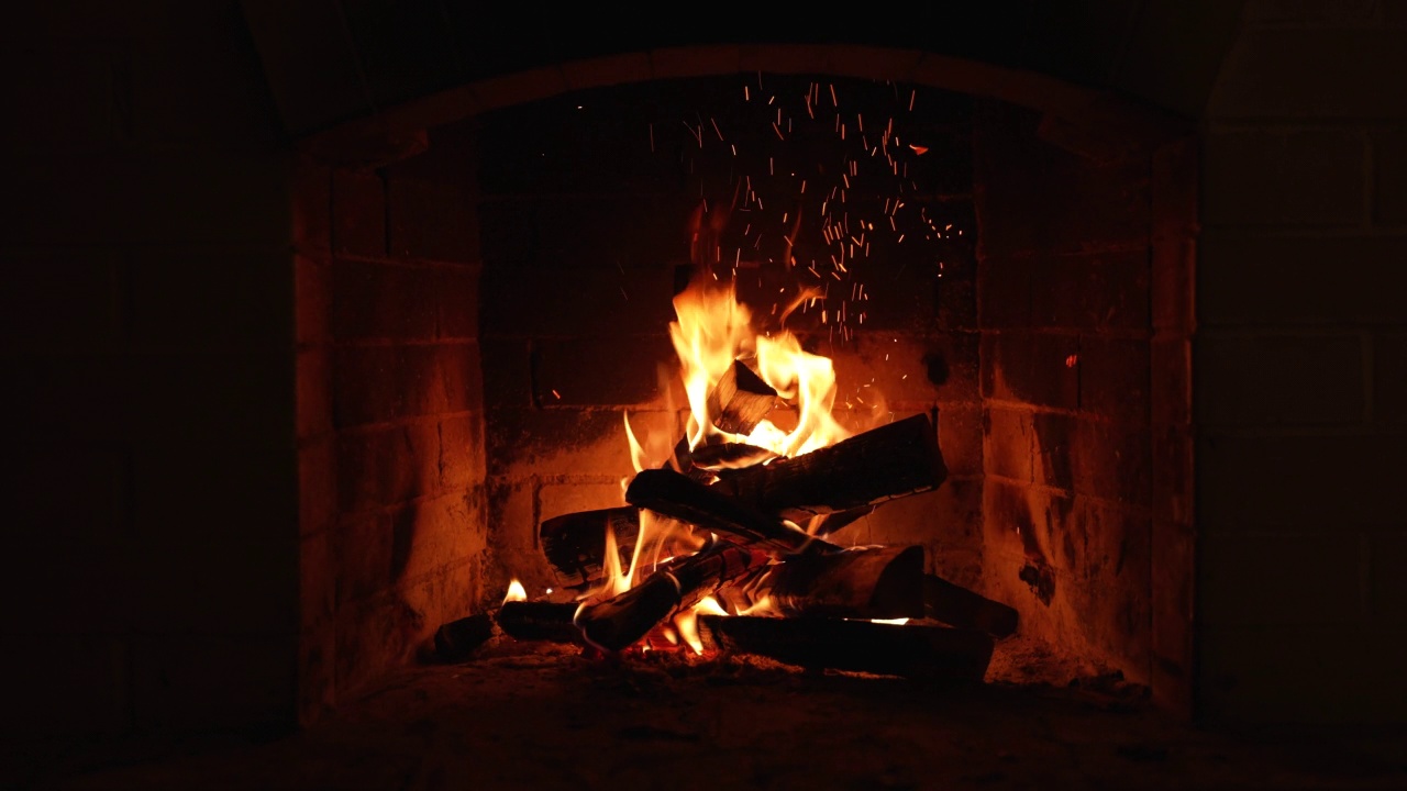 在壁炉里燃烧的火。一个壁炉的循环夹视频素材