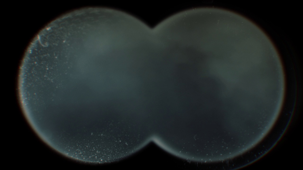 雾蒙蒙的夜晚，用双筒望远镜观察到的主观景象视频下载