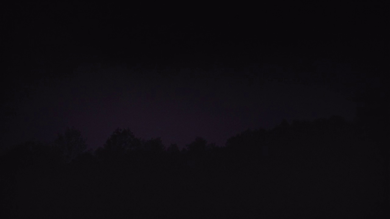 森林上空威严的闪电剪影。视频素材