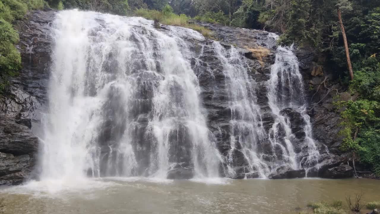 在岩石上的瀑布，阿比瀑布马迪克里卡纳塔克邦视频下载
