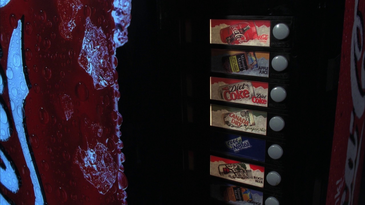 可口可乐机的近角度与照明图片的汽水罐。按钮。男人的手从上到下都是苏打水视频下载