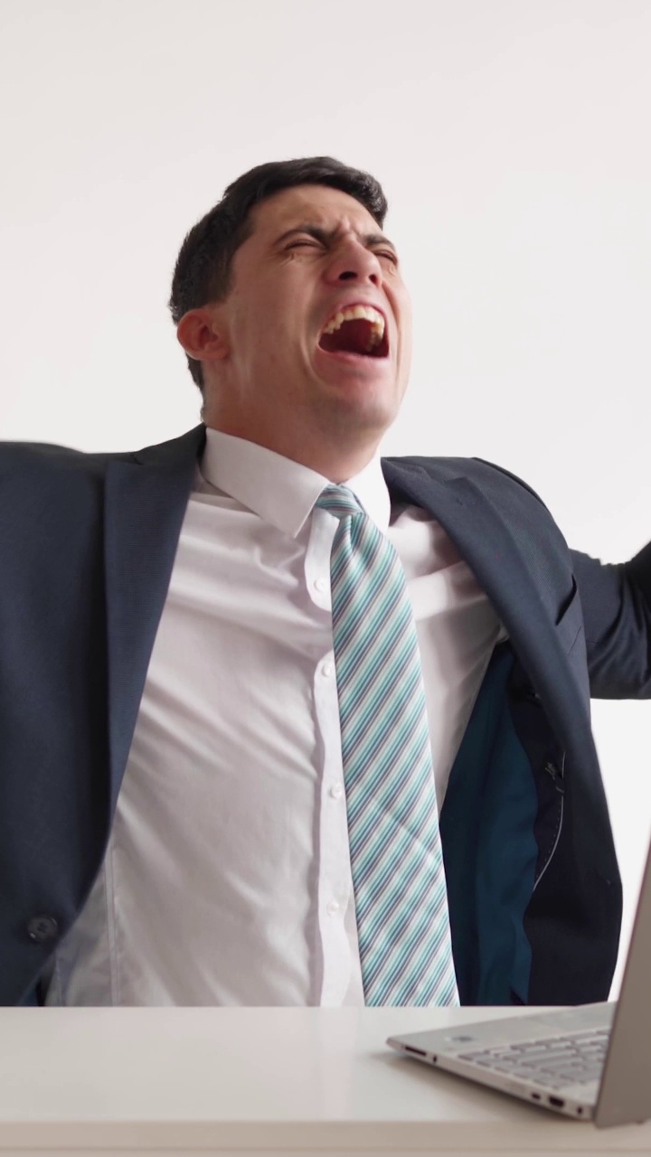 垂直视频快乐的办公室职员穿着正装夹克和领带工作笔记本电脑和有趣的喜悦成功的交易在白色背景情绪快乐和幸福员工伟大的工作和职业发展视频素材