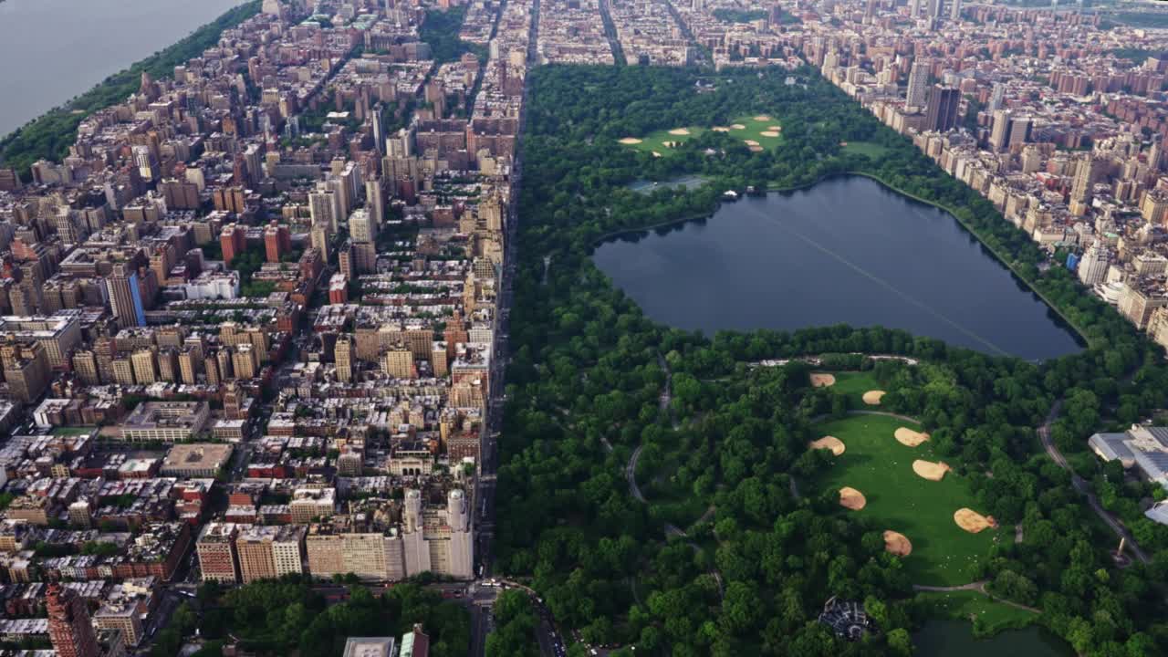 从直升机上鸟瞰纽约中央公园。城市城市视频下载