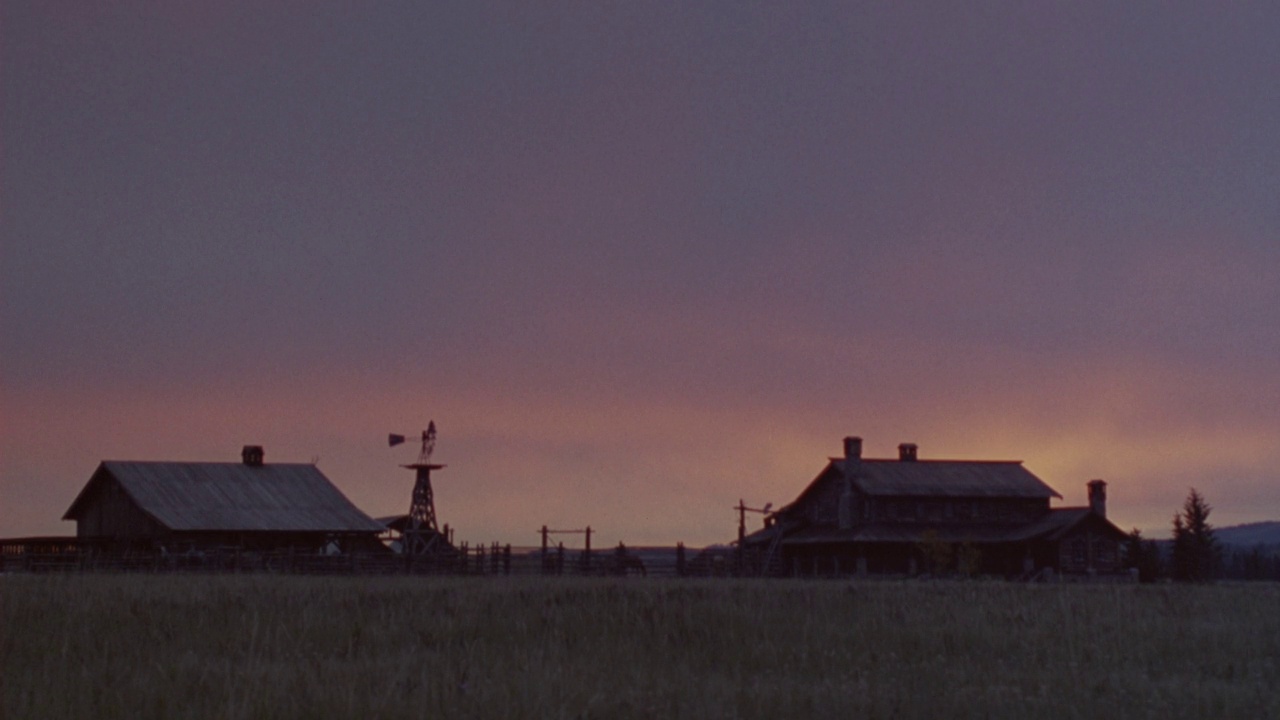 大草原上农舍或牧场房屋的广角。在背景中看到粉红色的天空。谷仓,风车可见。农场。农村地区视频下载