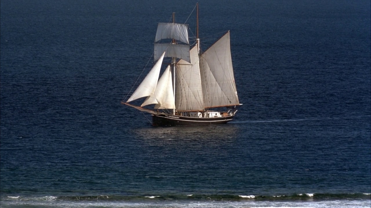帆船靠近海岸航行的大角度视频素材