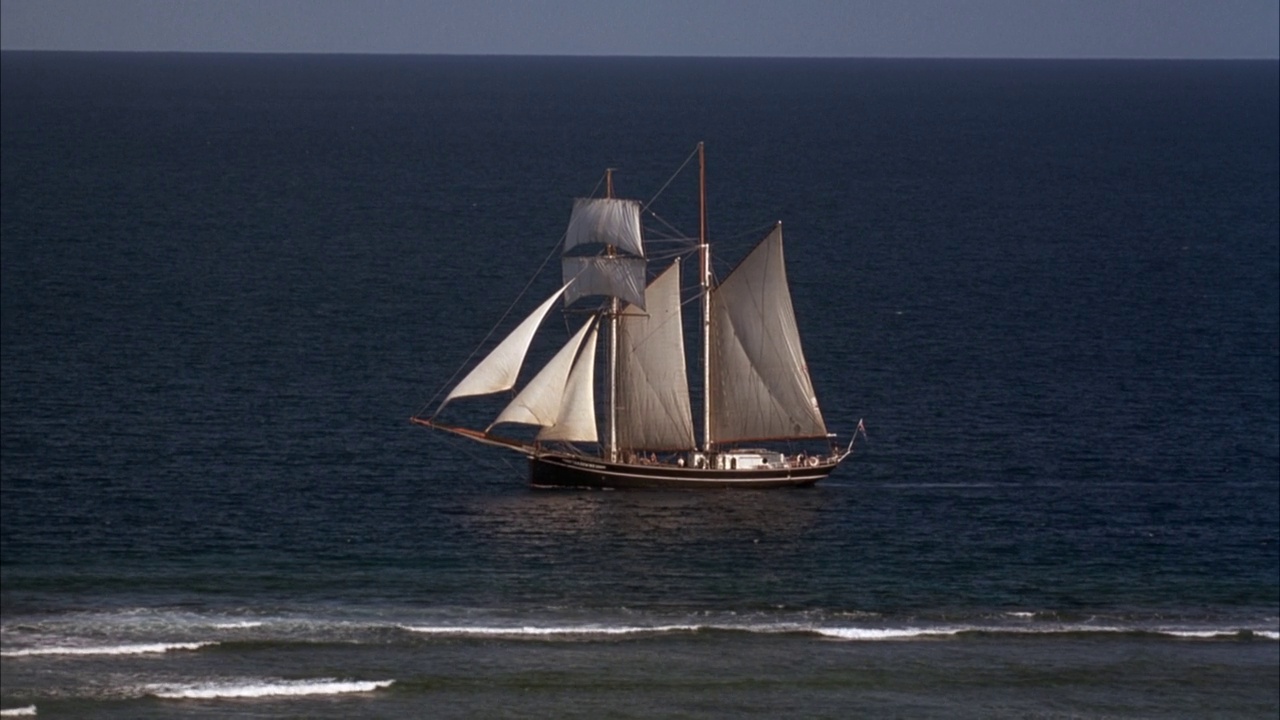 帆船靠近海岸航行的大角度视频素材
