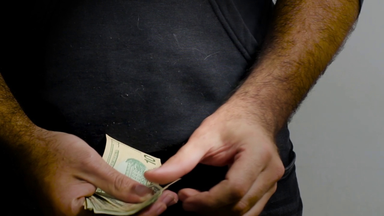 数钞票的人。选择性聚焦一个人与美国货币特写视频素材
