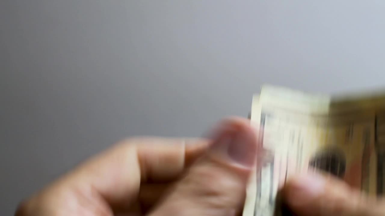 男性手数美元钞票。选择性聚焦一个人与美国货币特写视频素材