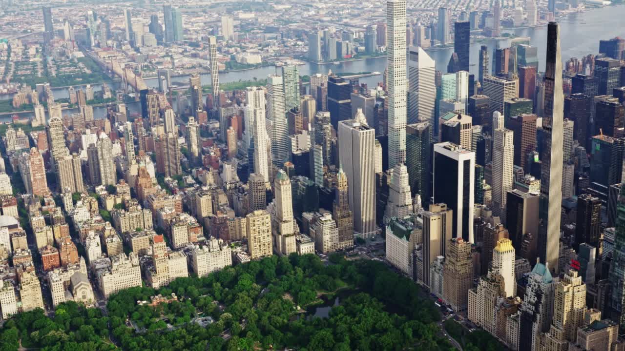从直升机上拍摄的纽约曼哈顿鸟瞰图。城市城市视频下载
