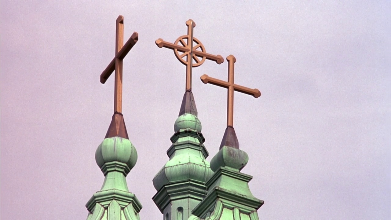 教堂尖塔上三个十字架顶端的夹角。底片剪。插入视频下载