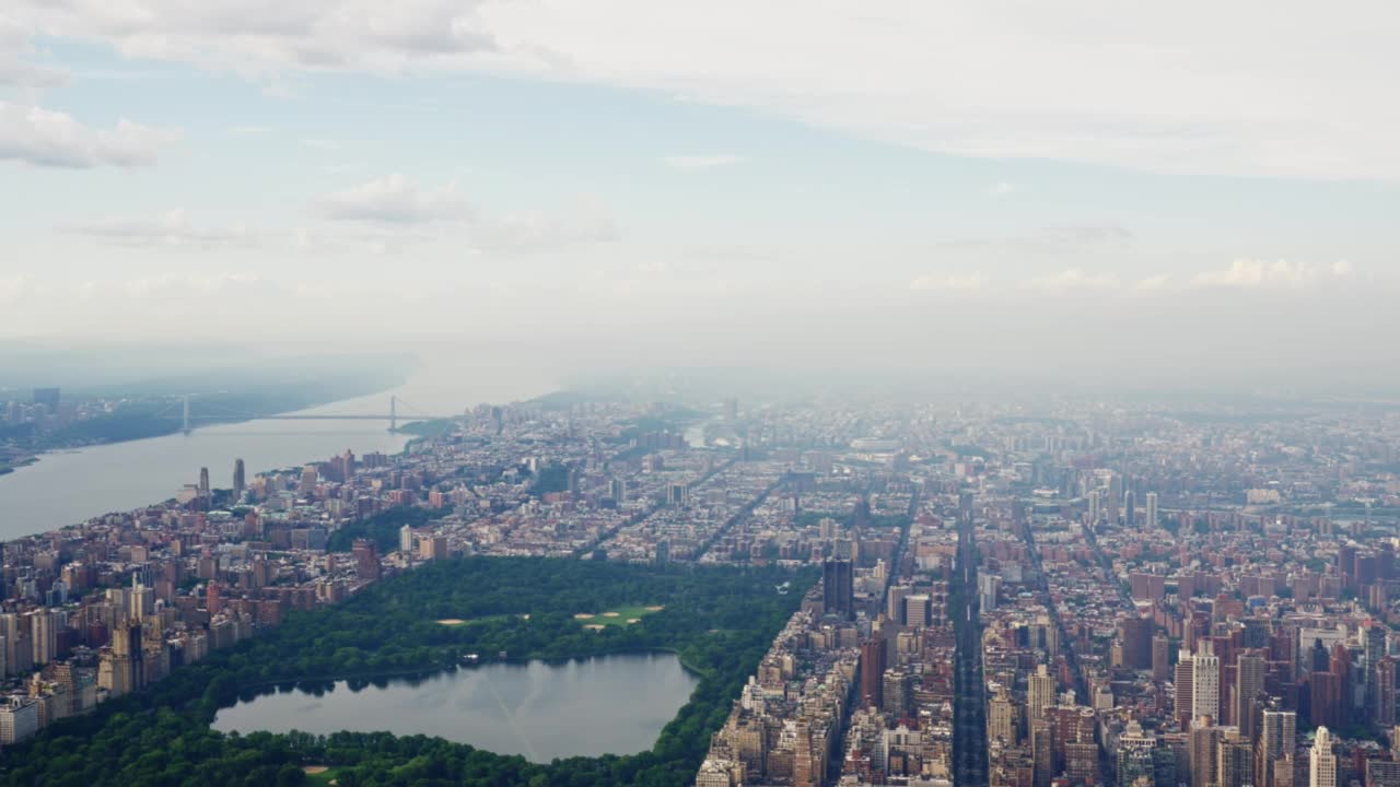 从直升机上拍摄的纽约曼哈顿鸟瞰图。城市城市视频下载