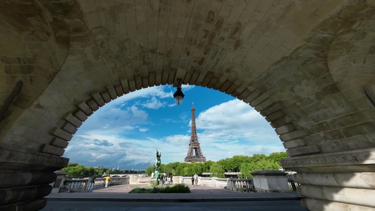 4k时间流逝:法国巴黎的埃菲尔铁塔视频素材