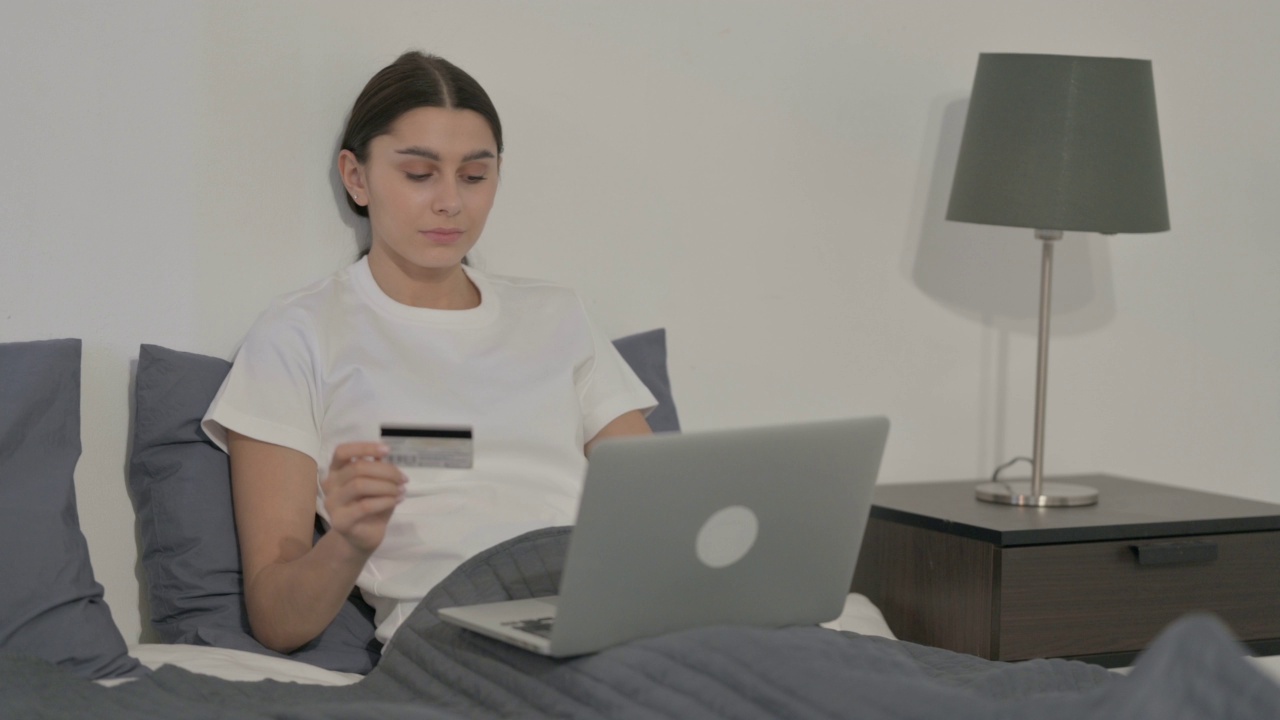 西班牙裔女子在笔记本电脑上成功进行在线支付视频素材