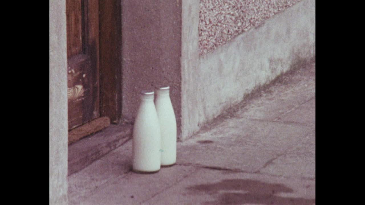 放大梯田房子门口的牛奶瓶;1969视频下载
