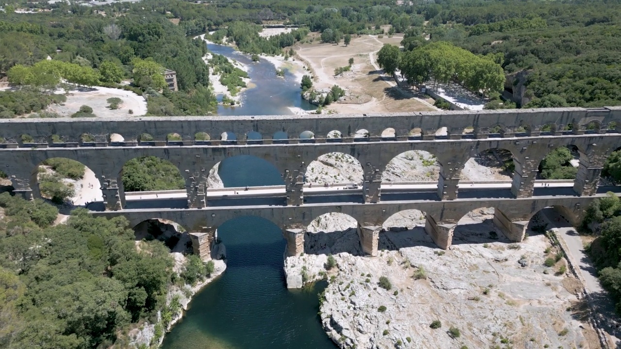 无人机拍摄的法国古罗马引水渠加德桥视频素材