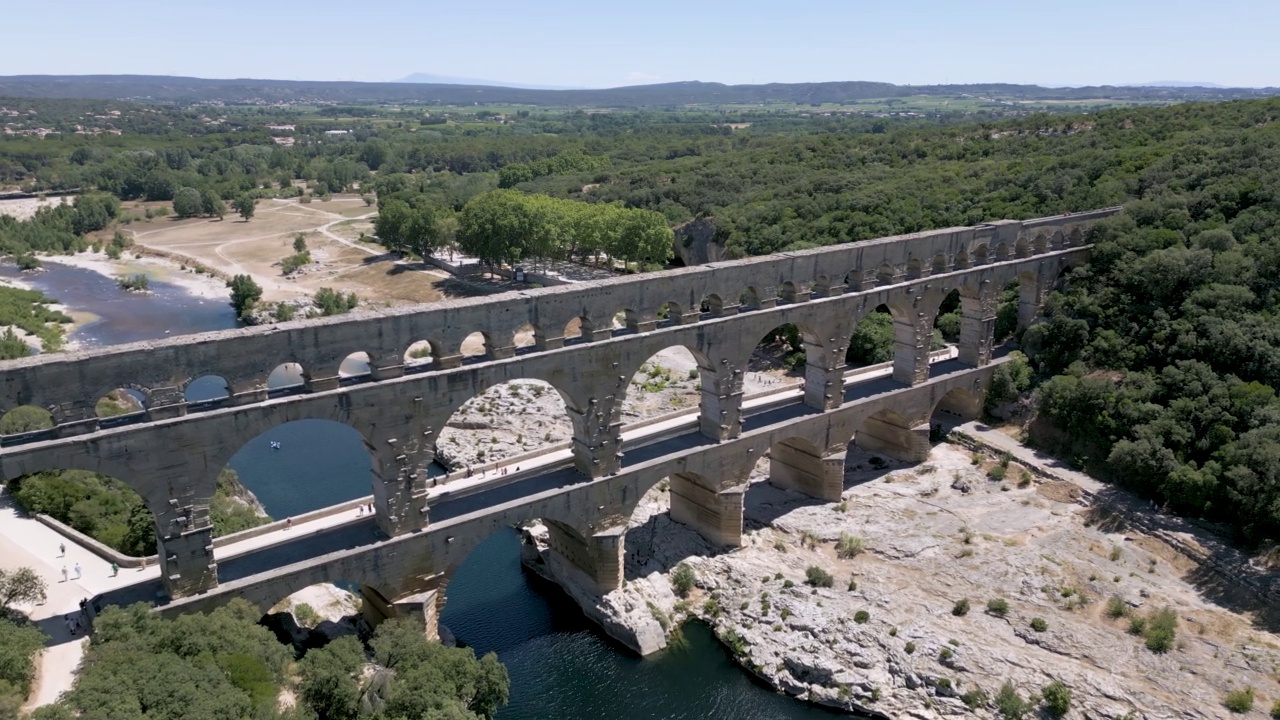 鸟瞰加德桥，法国古罗马渡槽桥视频素材