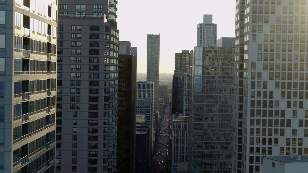 空中前进镜头的汽车在道路上现代建筑在城市-芝加哥，伊利诺伊州视频素材