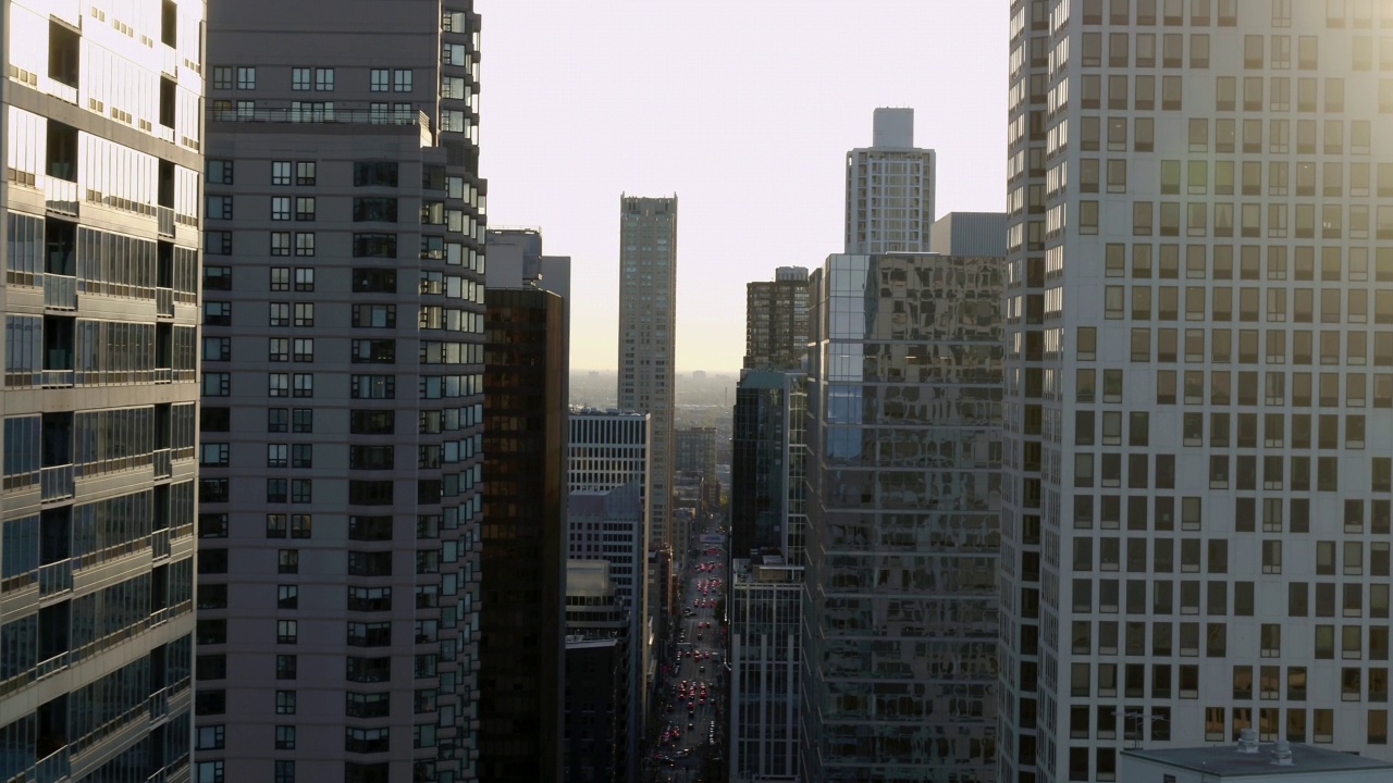 空中向前拍摄的摩天大楼在城市晴朗的天空-芝加哥，伊利诺斯州视频素材