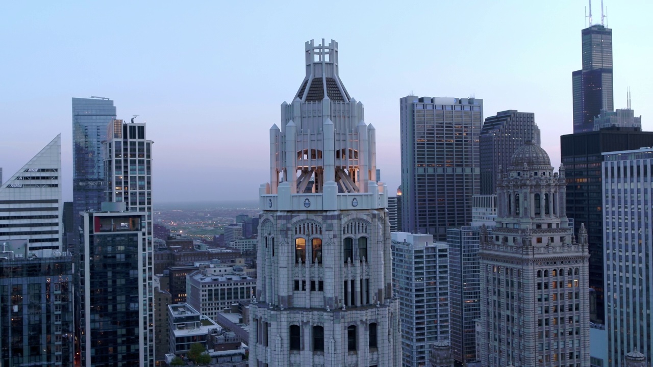从空中向后拍摄著名的摩天大楼在住宅城市-芝加哥，伊利诺伊州视频素材