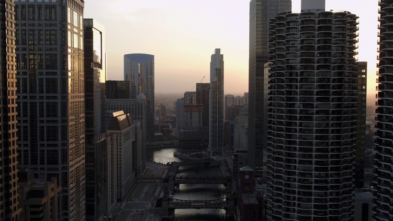 空中向后拍摄的桥在河中现代建筑在住宅建筑-芝加哥，伊利诺伊州视频素材