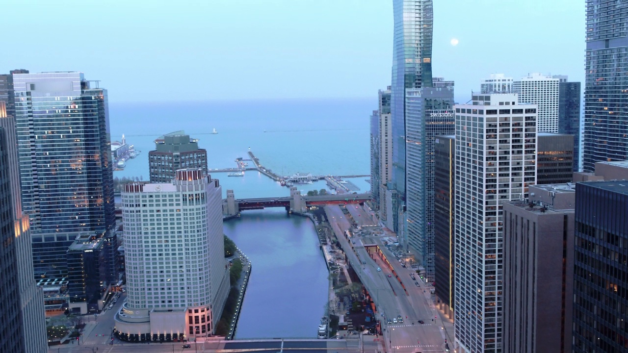 俯拍汽车在现代建筑中的桥梁道路上移动-芝加哥，伊利诺斯州视频素材