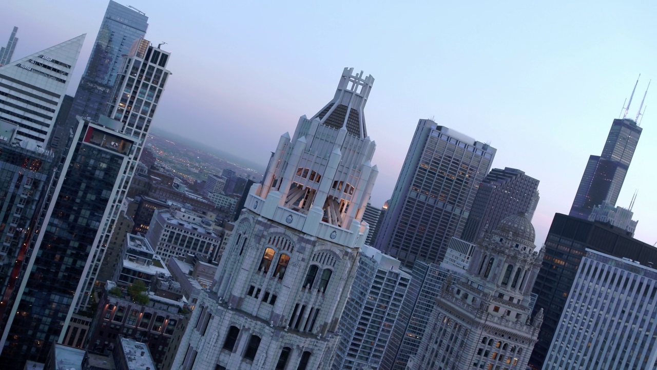 空中拍摄的新哥特式摩天大楼在住宅建筑对城市晴朗的天空-芝加哥，伊利诺斯州视频素材