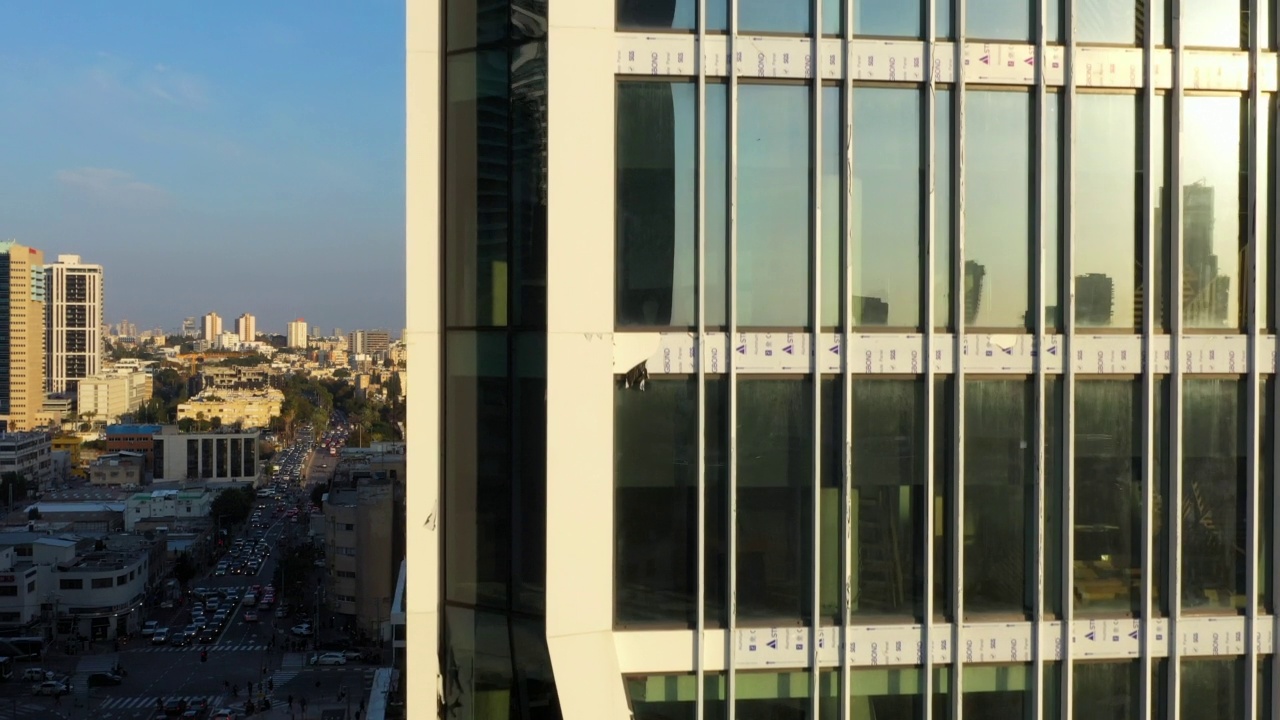 航拍汽车移动在道路上的住宅城市，无人机飞行的现代建筑-特拉维夫亚福，以色列视频素材