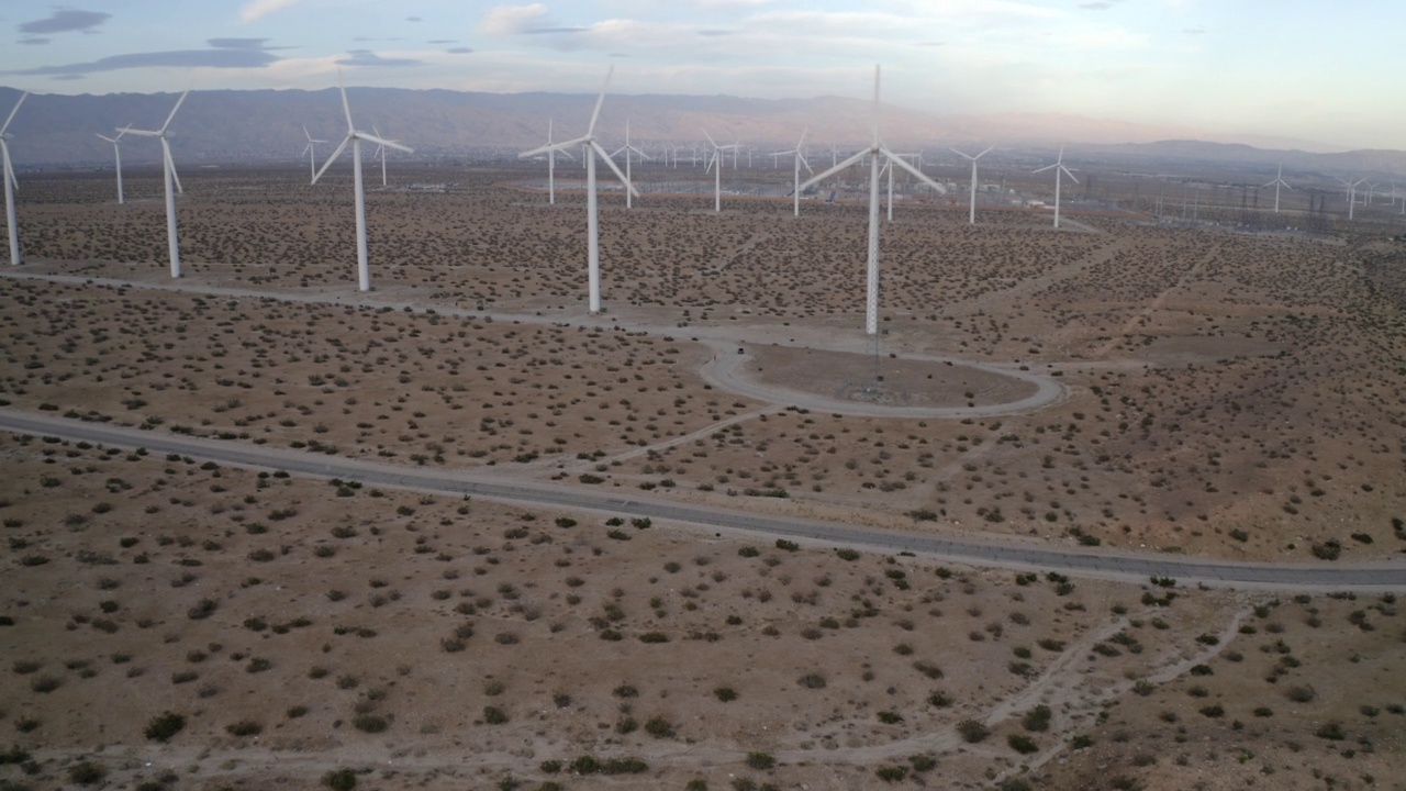 从空中向下拍摄的半干旱沙漠中的风车旋转-加州棕榈泉视频素材