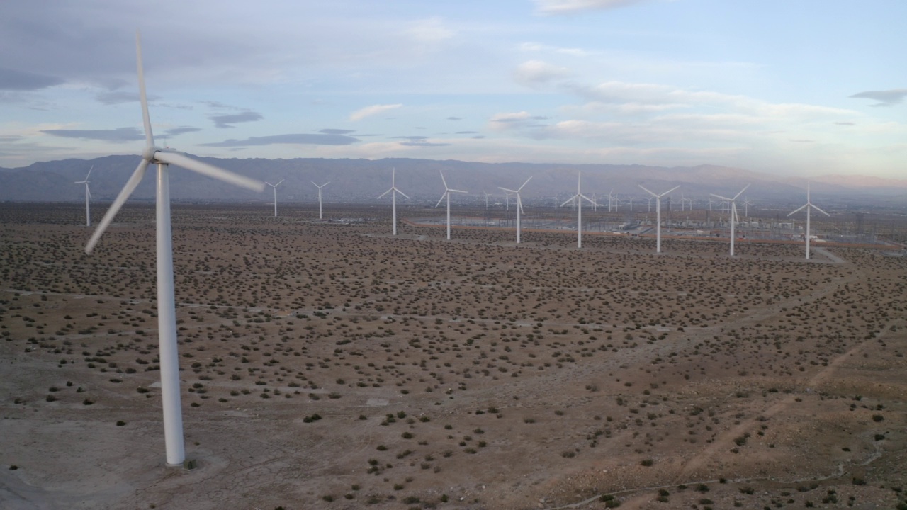 在多云的天空下沙漠地区旋转的风力涡轮机的空中前进镜头-棕榈泉，加利福尼亚视频素材