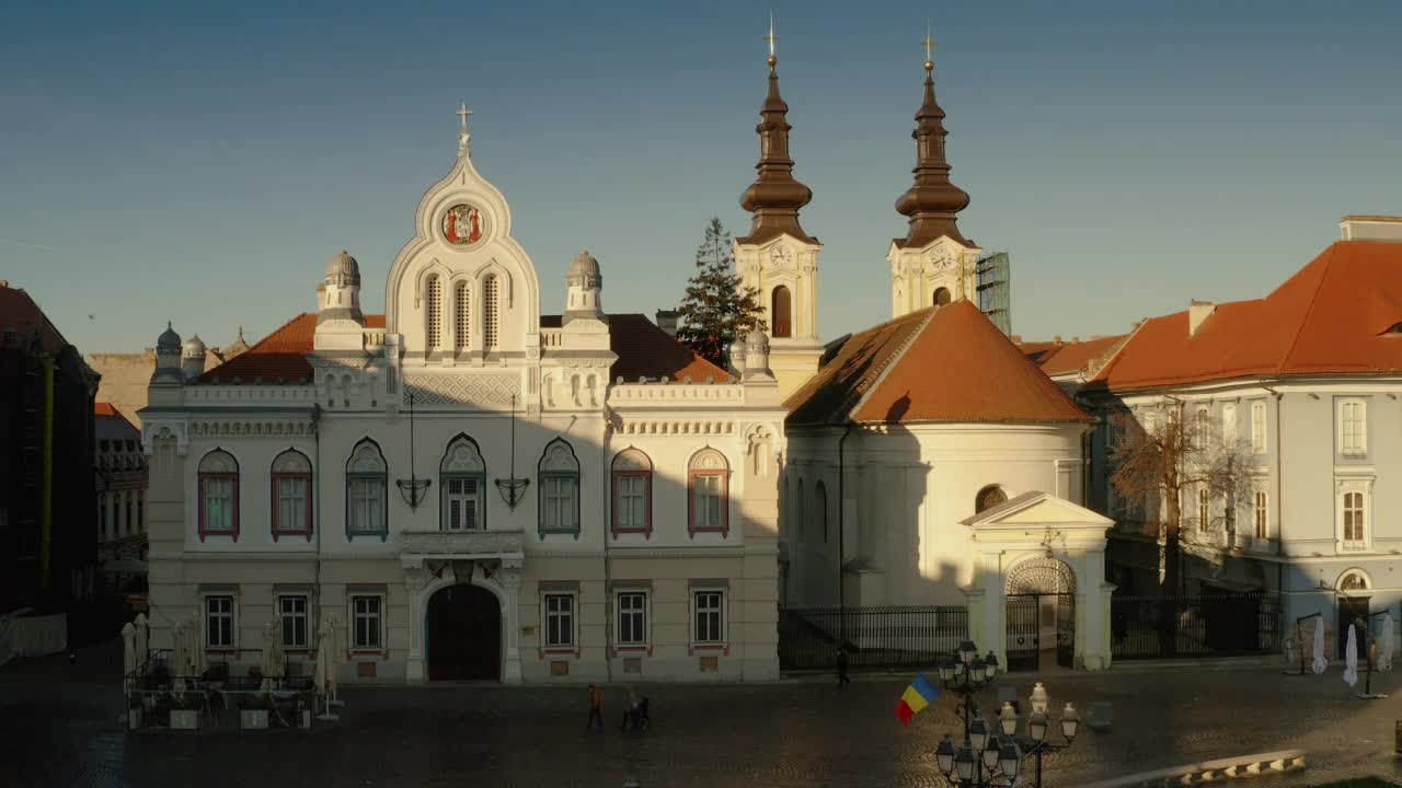 Timisoara鸟瞰图-黎明时分联合广场上的塞尔维亚教堂视频下载
