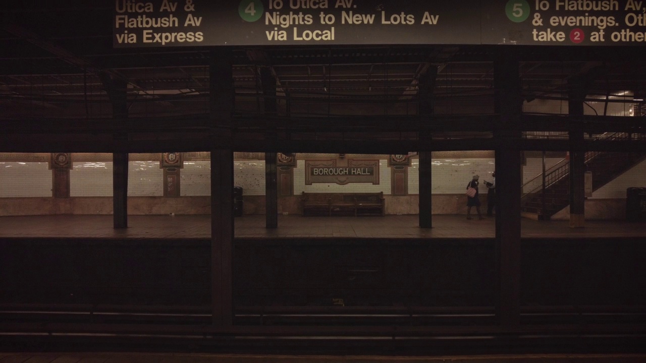 MTA地铁纽约人在自治厅等火车视频素材