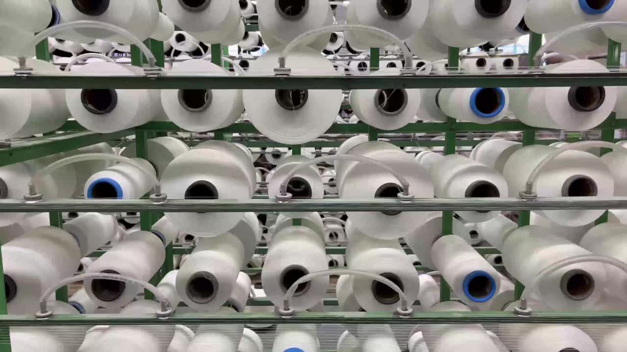 本厂是生产电线和松紧带的企业。螺纹机械:机械和有螺纹的机器的工作视频下载