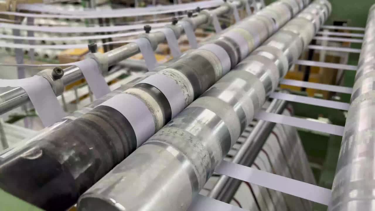 本厂是生产电线和松紧带的企业。螺纹机械:机械和有螺纹的机器的工作视频下载