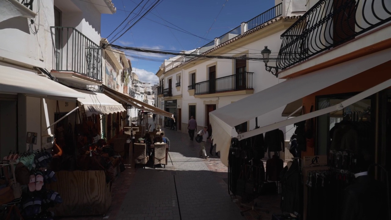 狭窄的街道，商店和咖啡馆，内尔加镇，马拉加，安达卢西亚，西班牙，地中海，欧洲视频下载
