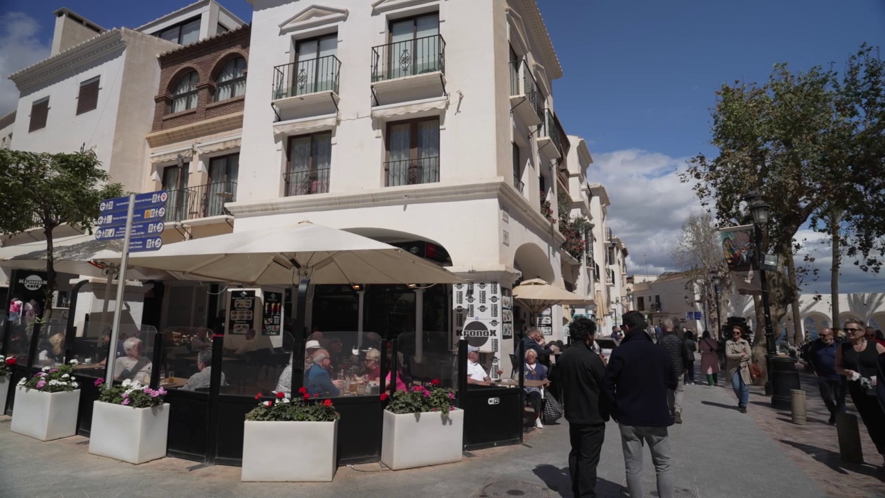 市政厅和餐厅在Nerja镇Balcon de Europa广场，Nerja，马拉加，安达卢西亚，西班牙，地中海，欧洲视频下载