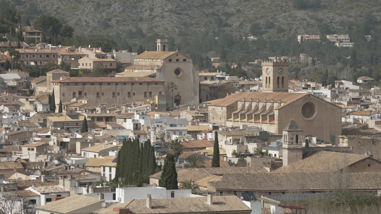 从高处俯瞰波伦卡镇的教堂和屋顶，波伦卡，马略卡岛，巴利阿里群岛，西班牙，地中海，欧洲视频下载