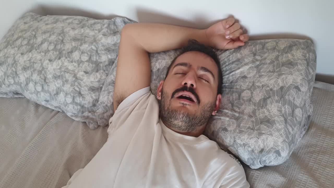 男人睡觉打鼾视频素材