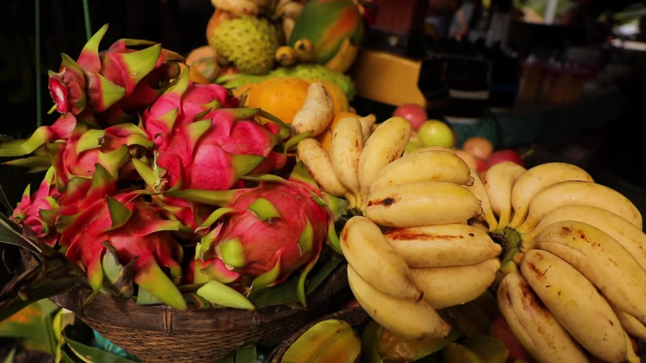 许多热带奇异水果-木瓜，香蕉，椰子，火龙果，杨桃。视频下载