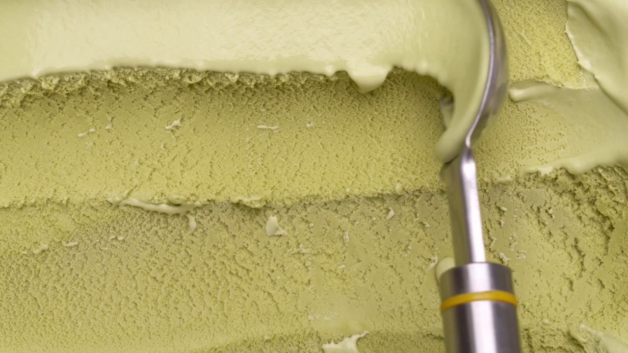 勺子绿茶口味冰淇淋。视频素材