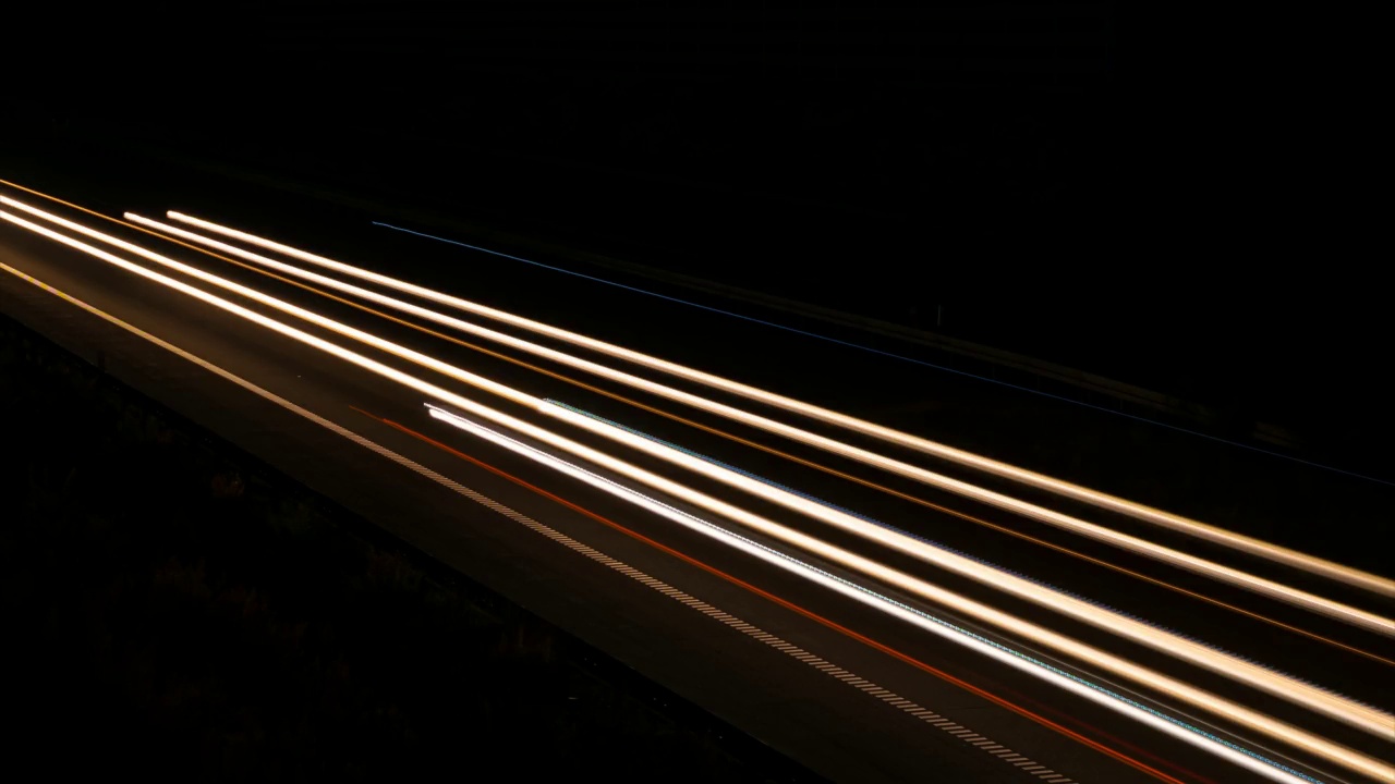 汽车的灯光伴随着黑夜。长时间曝光视频素材