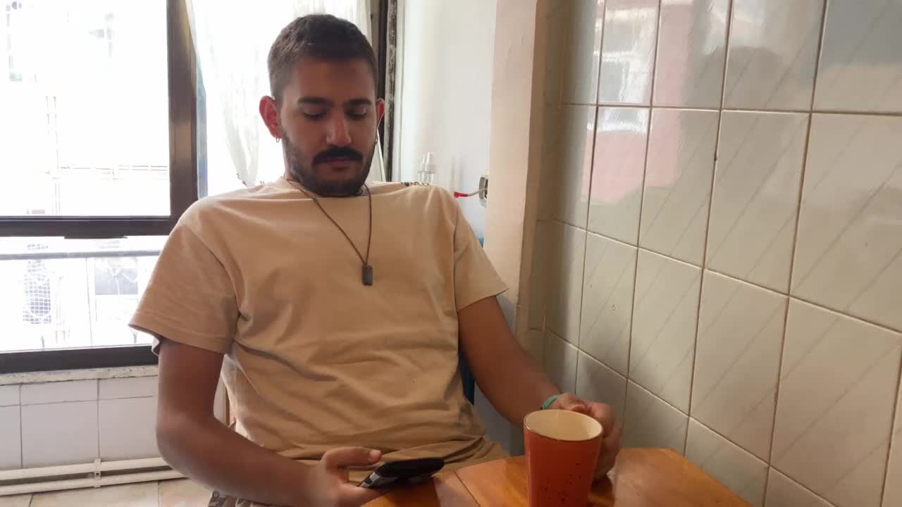 边喝咖啡边玩智能手机的男人视频素材