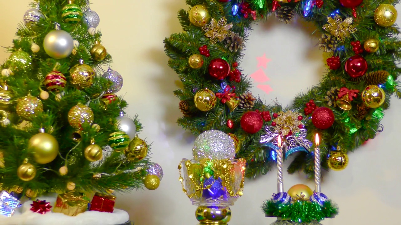 特写镜头装饰圣诞树与黄色的灯附近的新奇属性视频下载