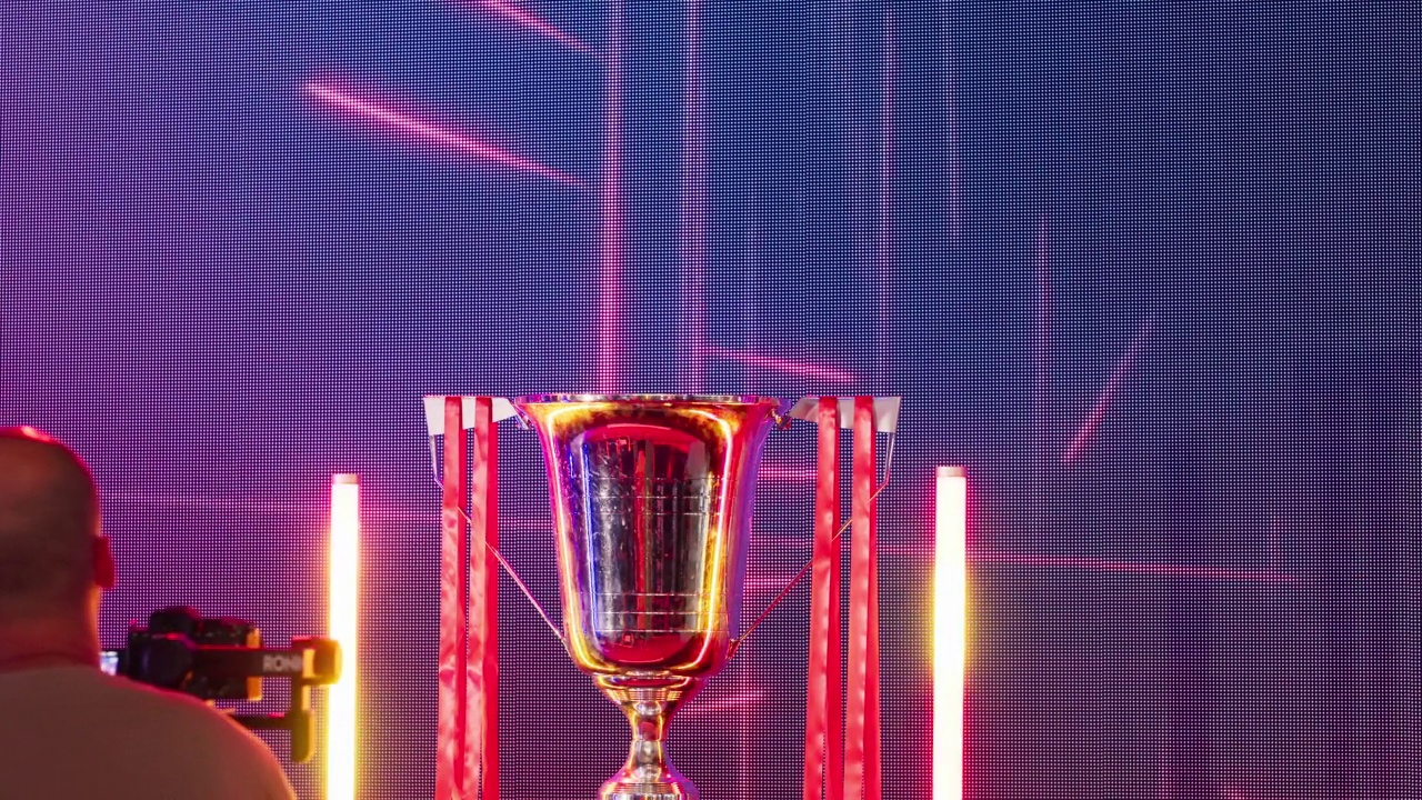电子游戏电子竞技锦标赛奖杯在舞台上。拍摄特写视频的摄像师视频下载