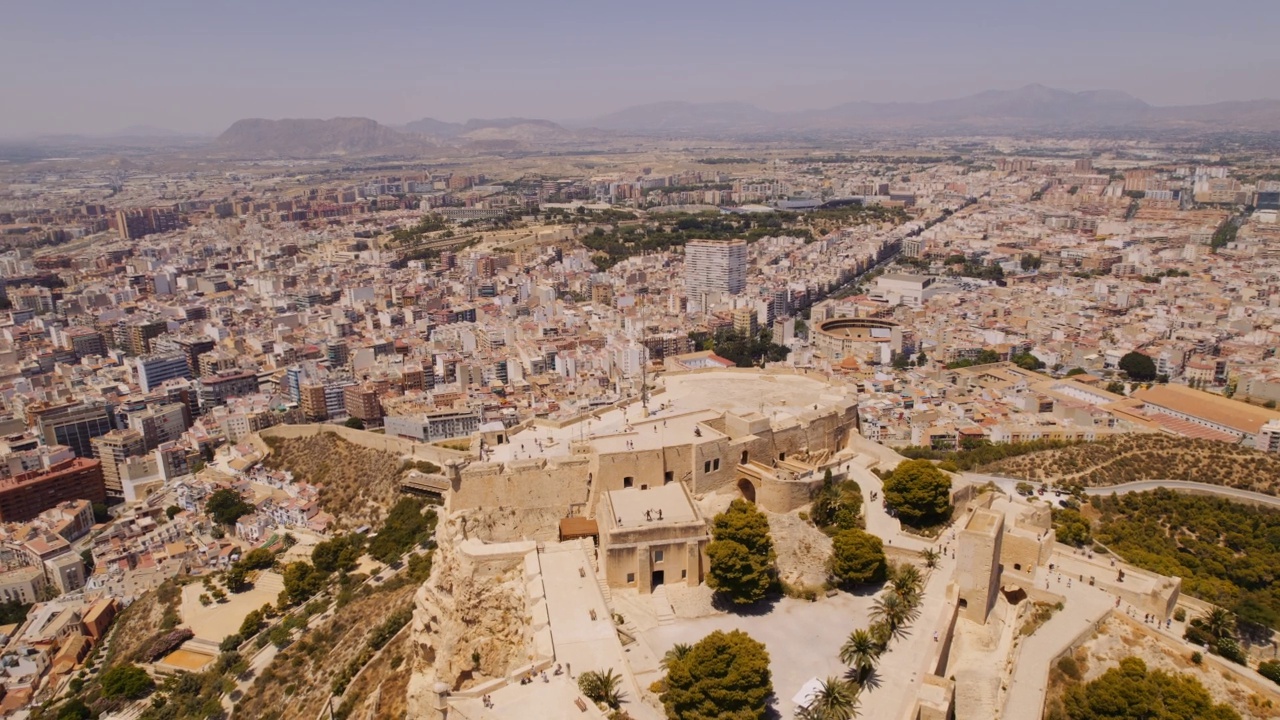 西班牙著名旅游城市科斯塔布兰卡的阿利坎特圣巴巴拉城堡鸟瞰图视频素材