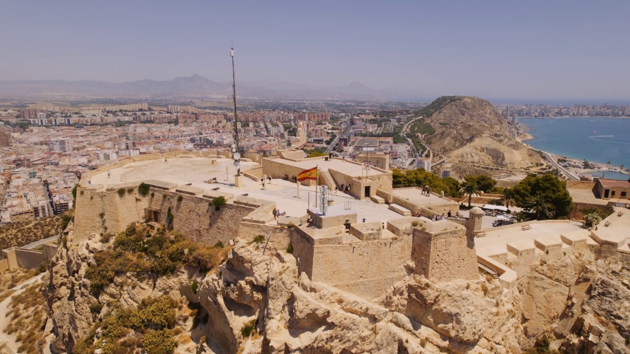 西班牙著名旅游城市科斯塔布兰卡的阿利坎特圣巴巴拉城堡鸟瞰图视频素材