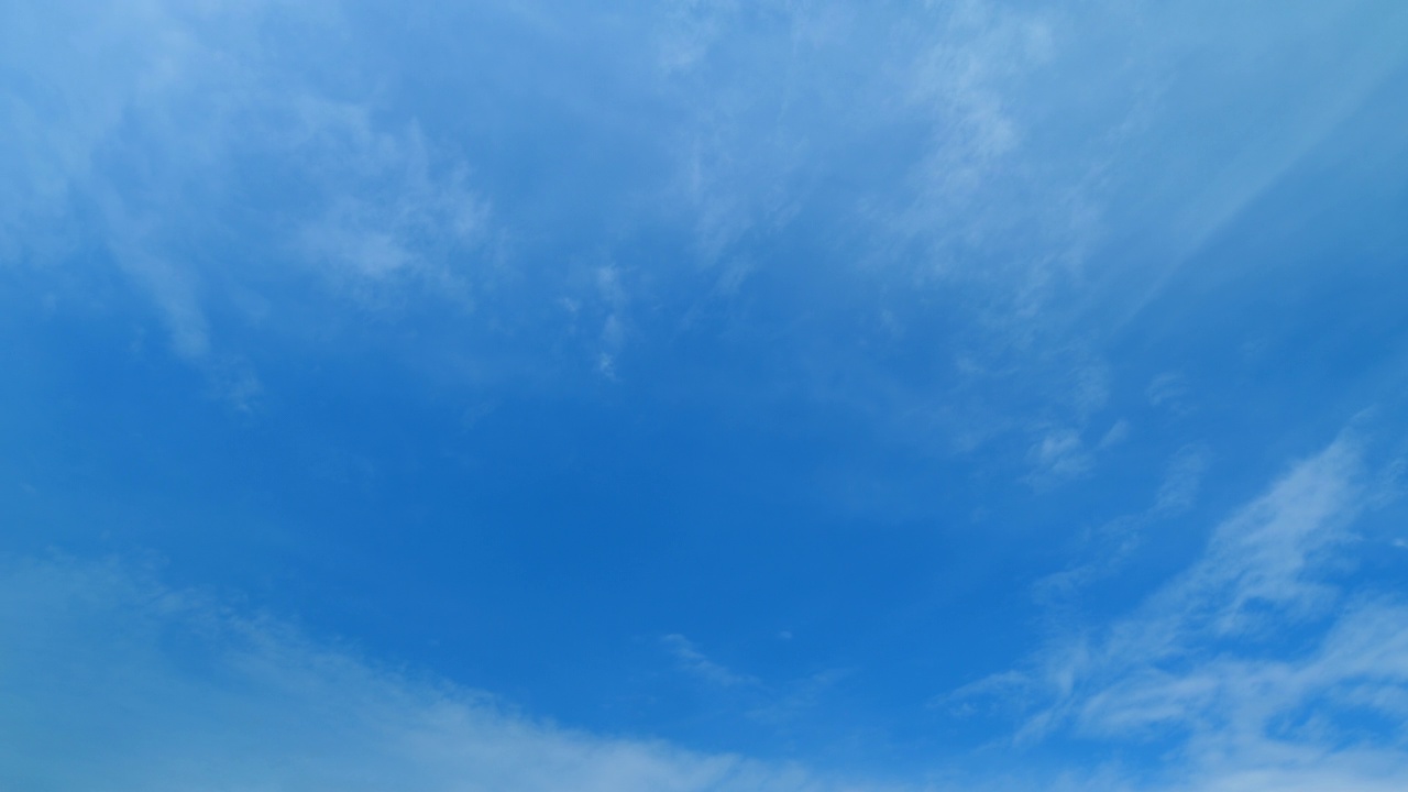 蓝色的天空映衬着移动的云。天气预报，气候，大气层，自然。时间流逝。视频下载