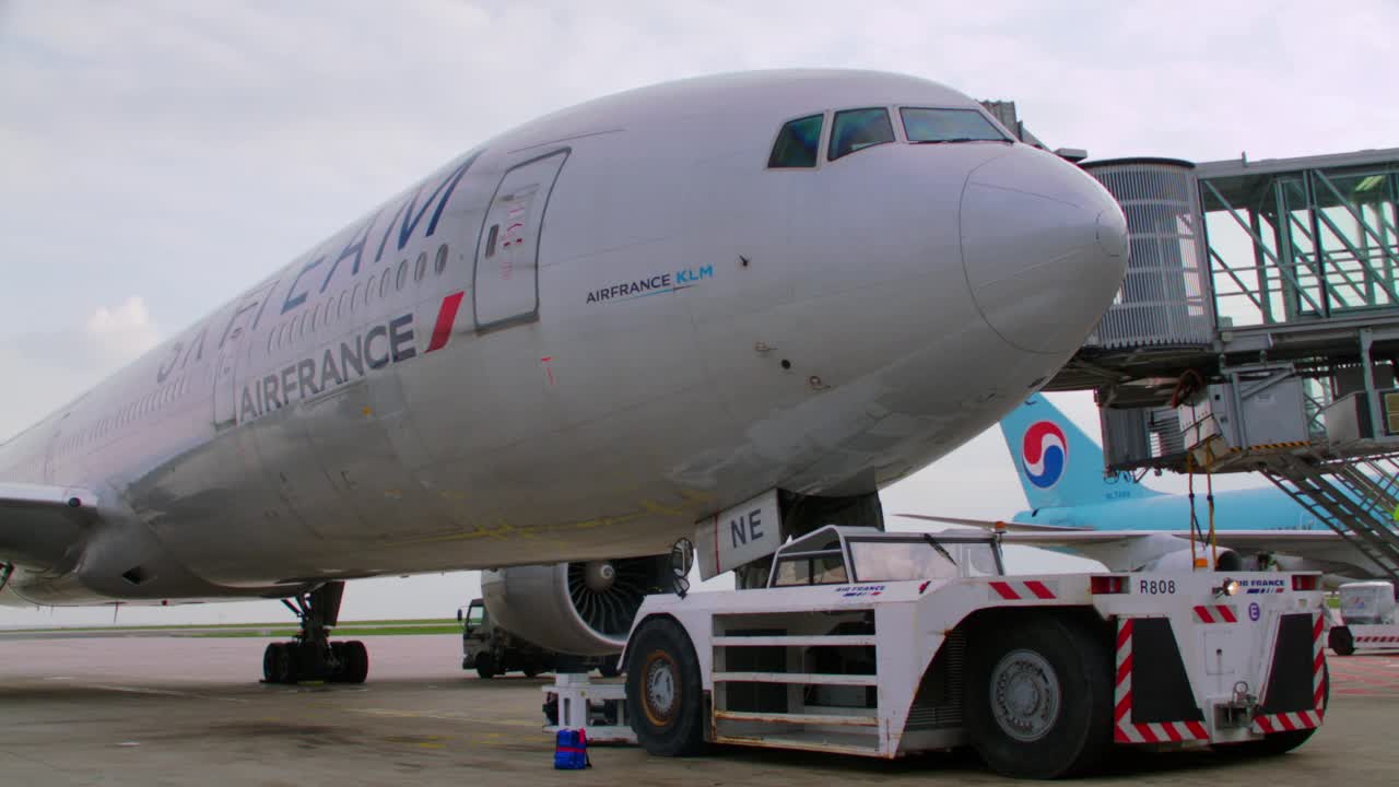 法国巴黎，CU航空公司波音777停在CDG (LFPG)门口视频下载