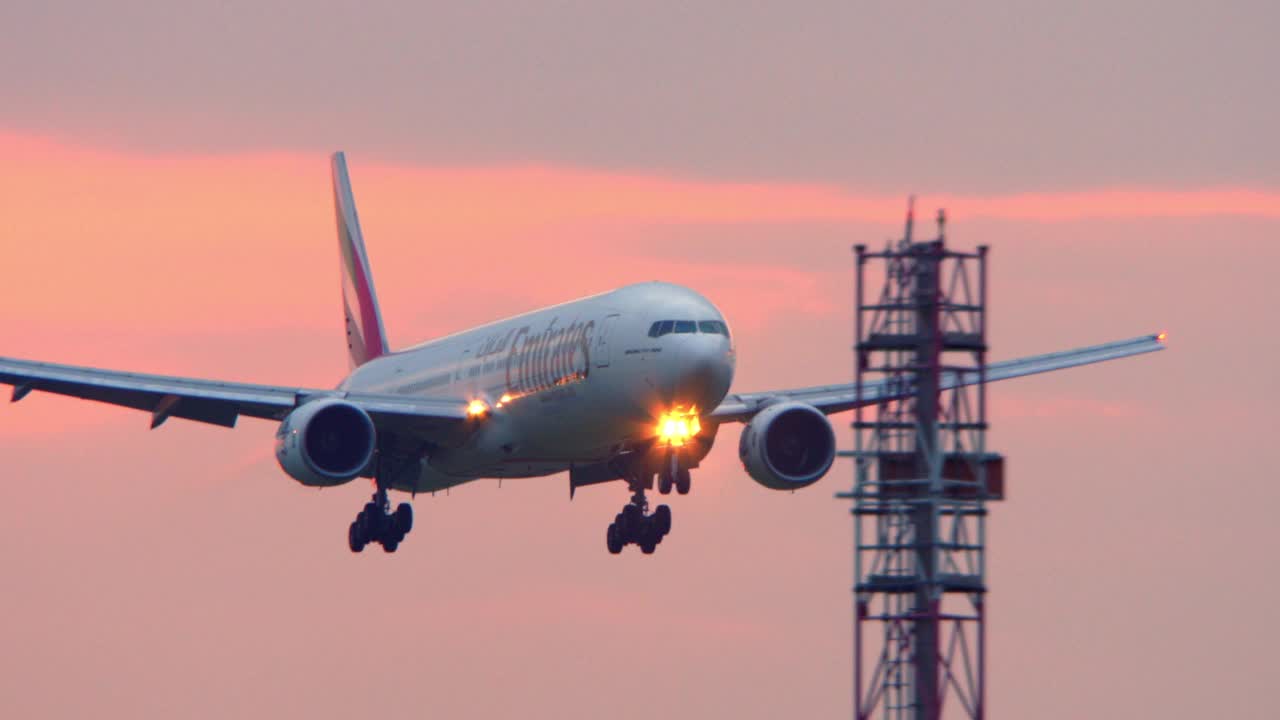 阿联酋航空波音777飞机降落在法国巴黎CDG机场视频素材